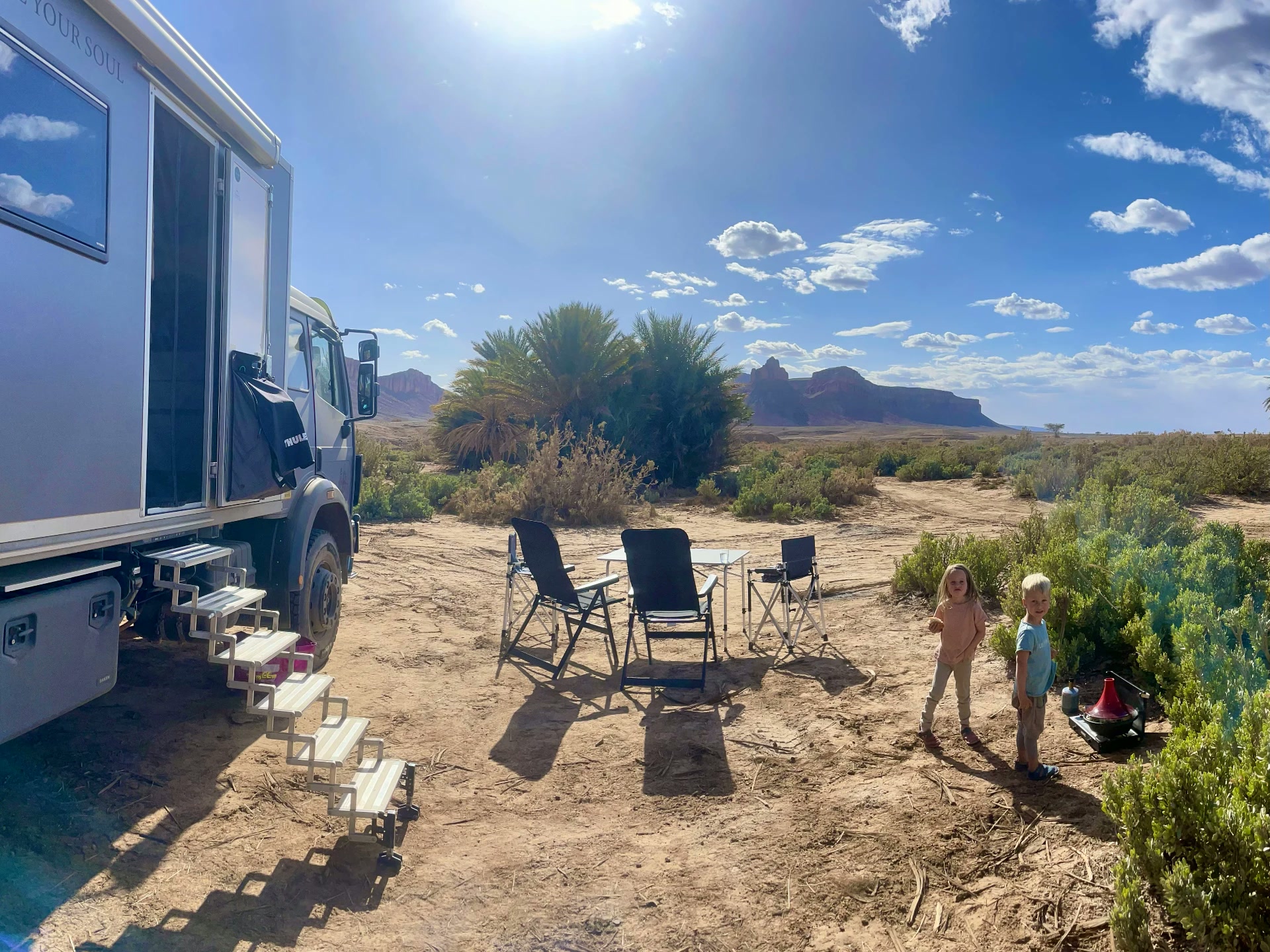 Camping mit Ellie in der Wüste, Tisch und Stühle vor dem Fahrzeug