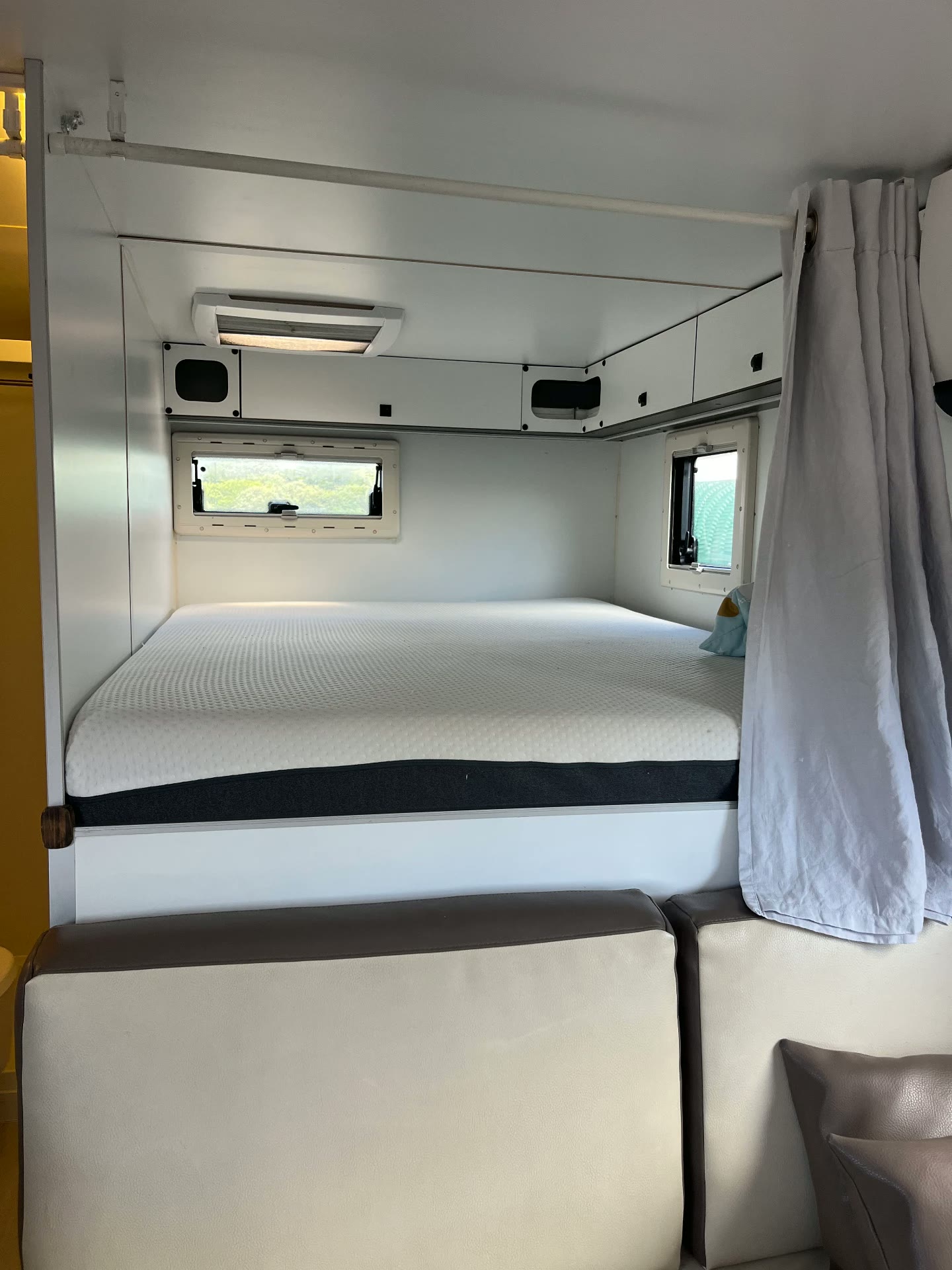 Doppelbett quer im Alkoven mit Fenstern