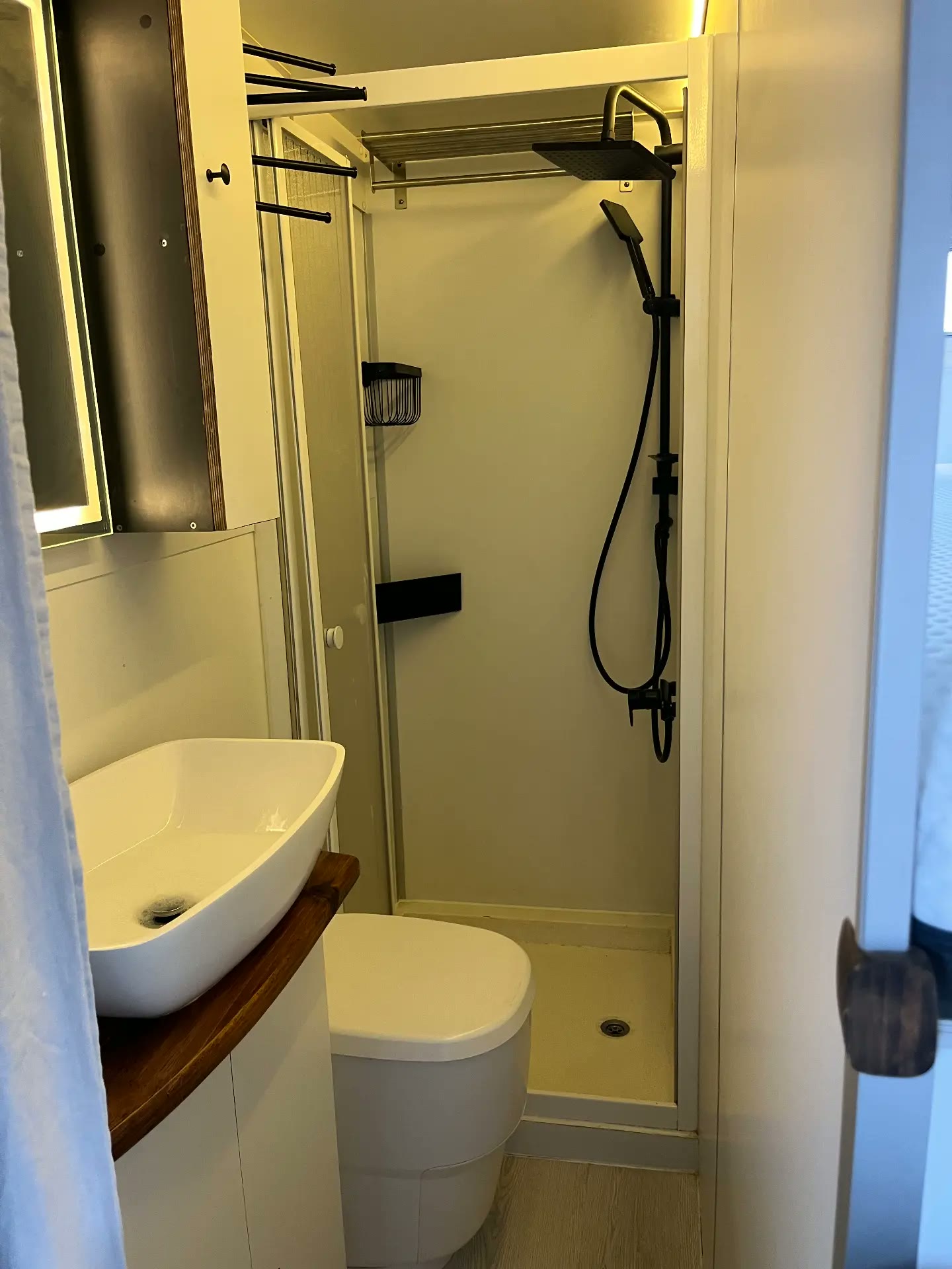 Dusche und WC im Badezimmer