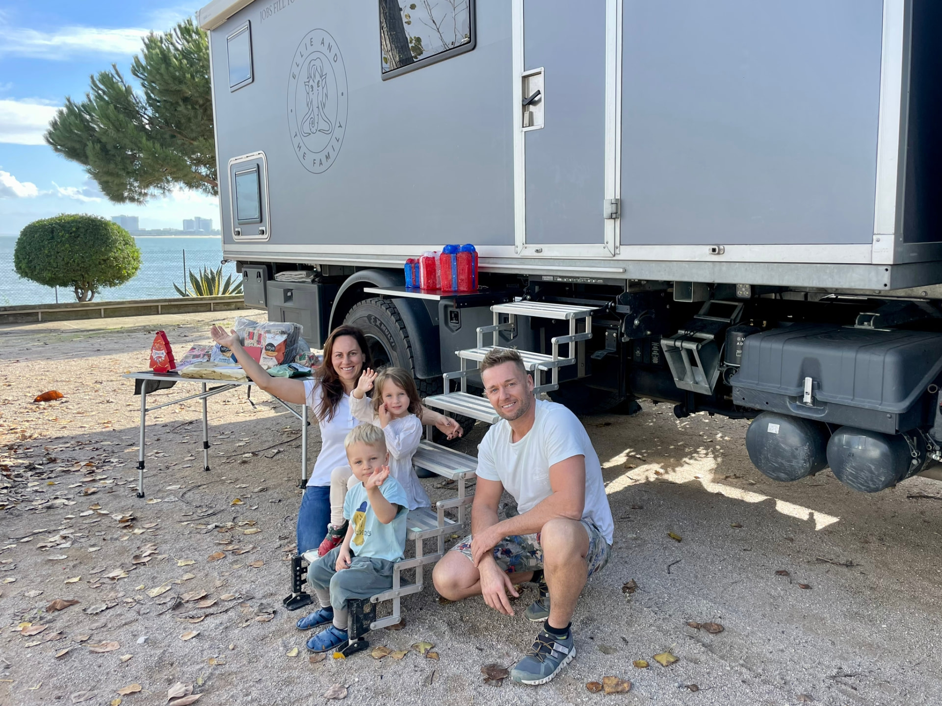 Familie beim Frühstück vor Ellie am Meer
