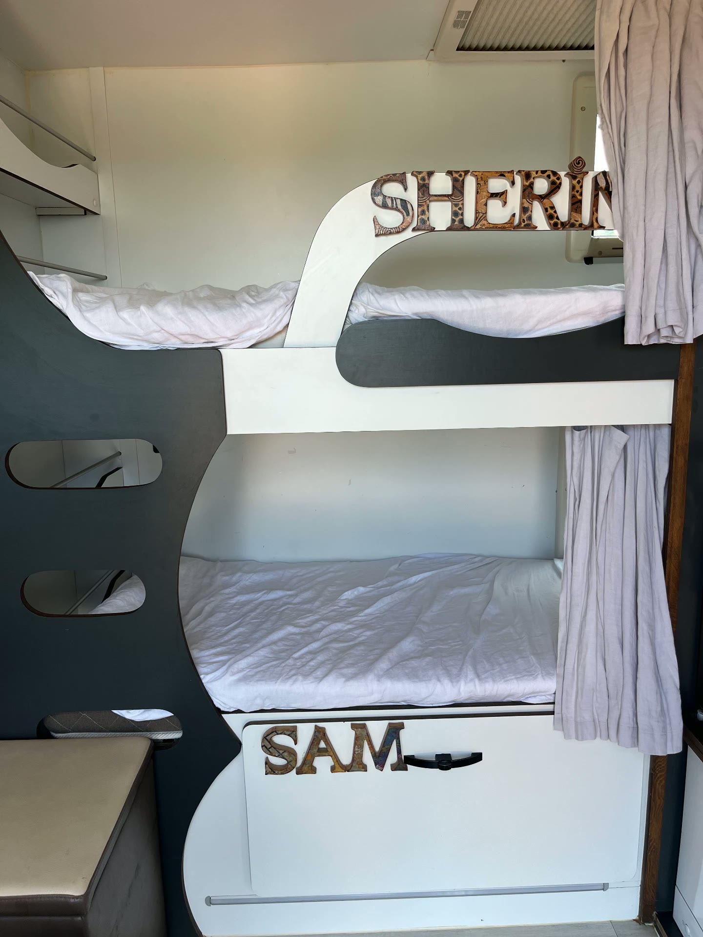 Doppelstockbett mit Holzbuchstaben Sherine und Sam